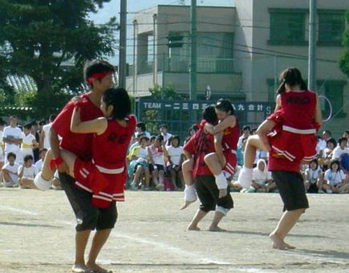 日本学校里的体育课,地点不详,可能很好玩,只是