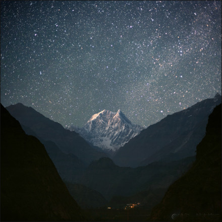 从尼泊尔境内看喜马拉雅山星空,城市里已经看