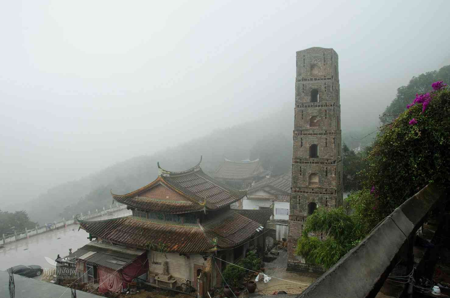 雨雾中的石室岩