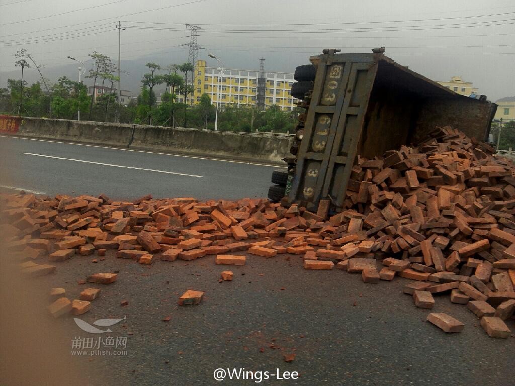 城港大道一拉砖车侧翻 乍一看还以为是苹果