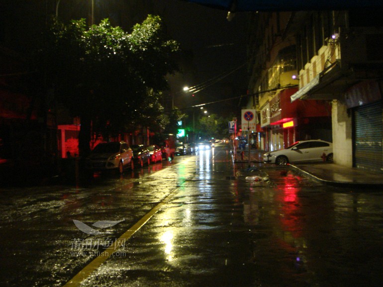 大冷天又下雨,街头没有一点人气,摩的在寂寞中游荡着