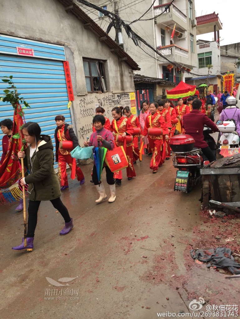 莘郊村雨中元宵依旧热闹