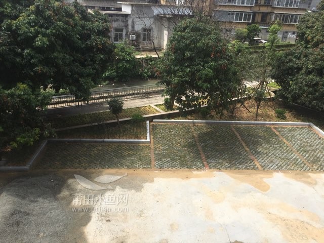 莆田总工会新光小区修建了露天停车位,总工会